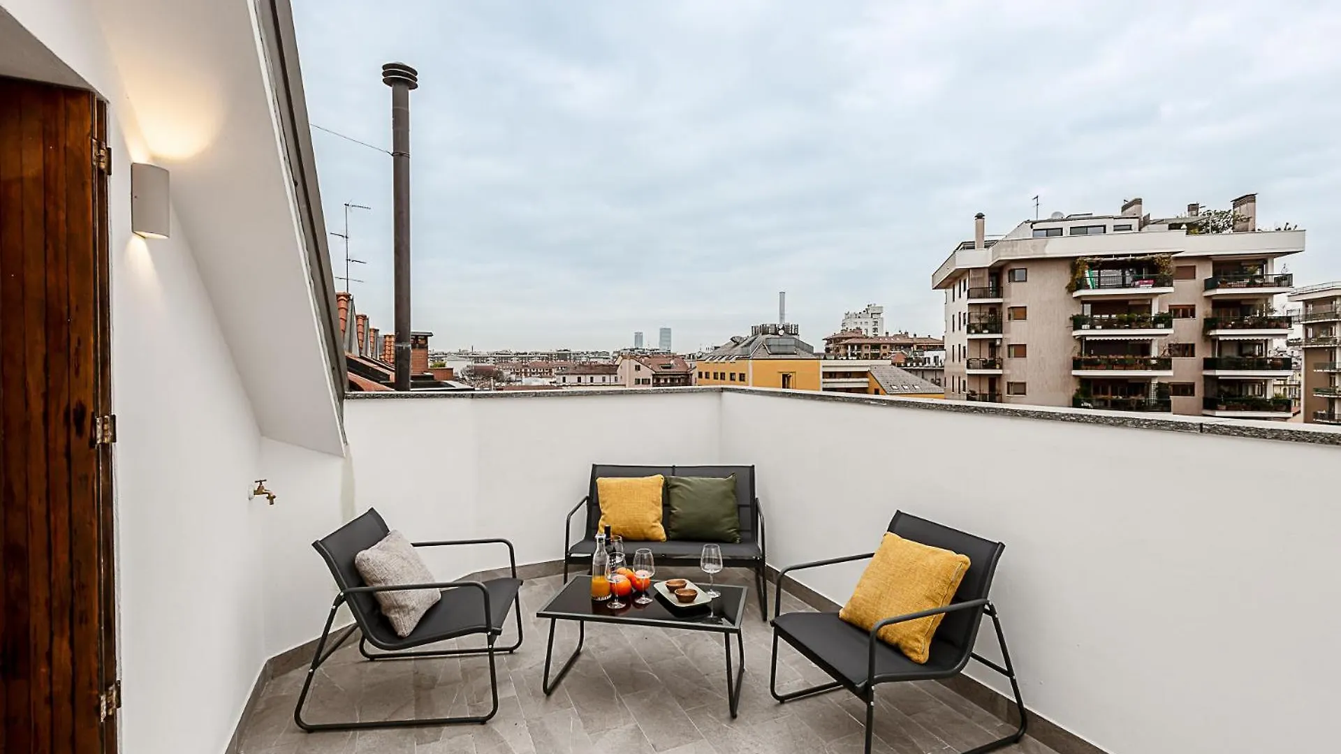 アパート Stayeasy Argelati40 - Penthouse With 2 Bedrooms, 2 Bathrooms And Terrace - Navigli ミラノ イタリア